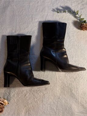 Wesley & Co Black Pointed-Toe Mid-Calf Heeled Boots